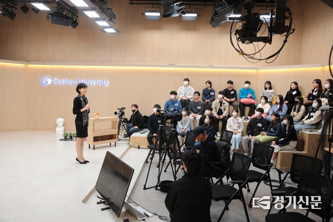 가천대학교가 지성학스튜디오에서 강의리허설을 하고 있다. (사진=가천대학교 제공)