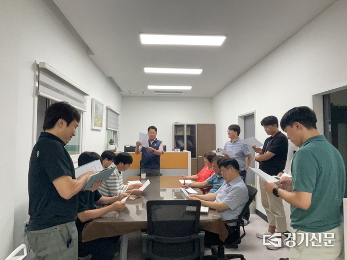 안성시 징수과 “이름에 청렴의 뜻을 담아 - 청렴 삼행시” 짓기 모습(사진=안성시 제공)