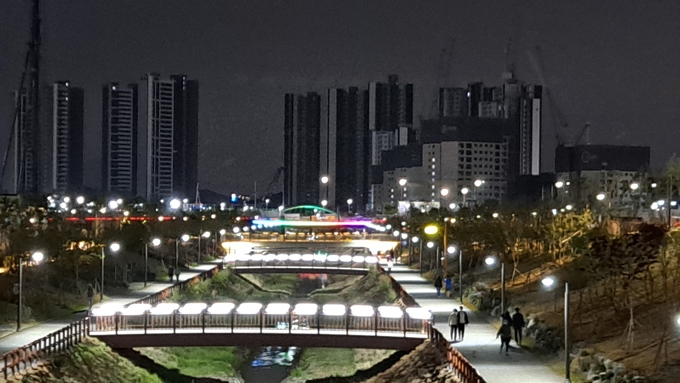 검단신도시 매천변 보행육교 교량 경관 조명을 설치한 스마트별빛 산책로 조감도. ( 사진 = iH 제공 ) 