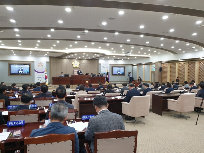 30일 수원시의회 본회의장에서 열린 '377회 임시회 1차 본회의'에서 김기정 의장이 인사말을 하고 있다. (사진=나규항 기자)