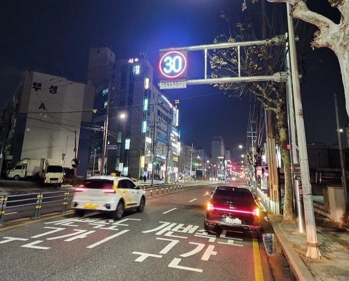 인천 부평구에 설치된 어린이보호구역 가변형 속도제한 시스템. ( 사진 = 부평구 제공 )