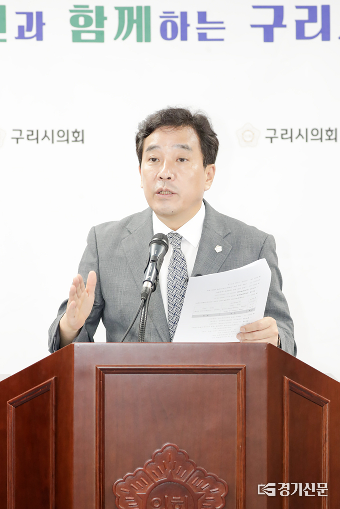 구리시의회 권봉수 의장이 30일 의회 멀티룸에서 열린 8월 3차 의정 브리핑에서 설명하고 있다.(사진=구리시의회 제공)