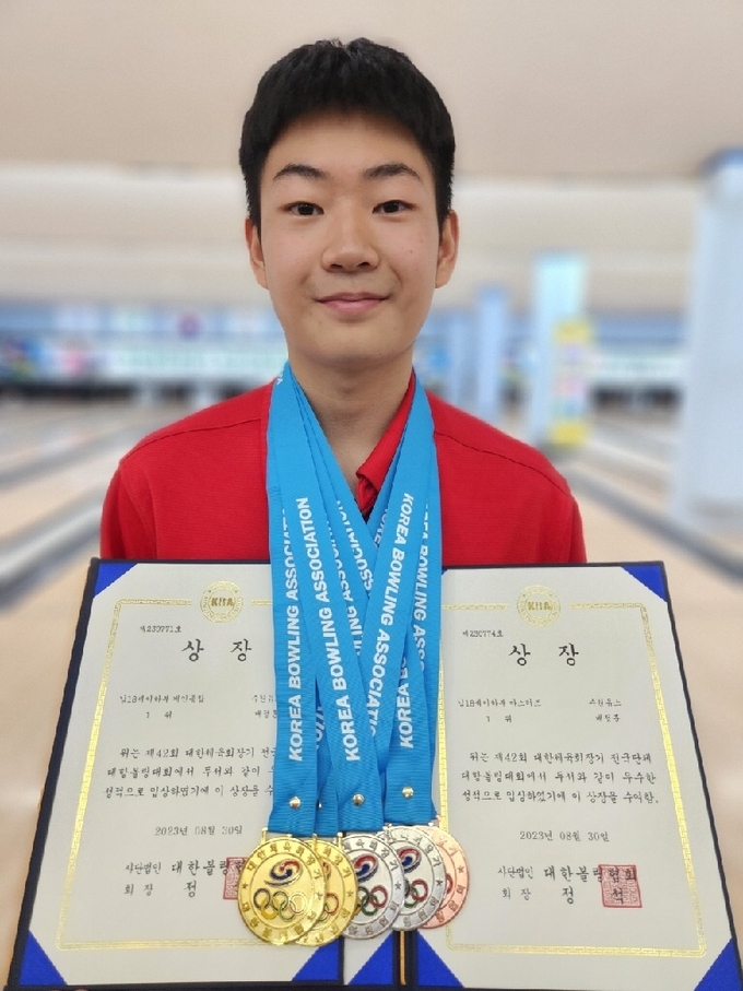 30일 전남 목포시 대화볼링경기장에서 열린 제42회 대한체육회장기 전국단체대항볼링대회 남자 19세 이하부 마스터즈에서 우승한 배정훈(수원유스)이 기념사진을 찍고 있다. (사진=수원유스 제공)