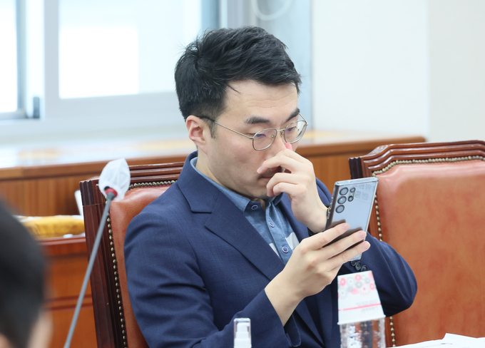 무소속 김남국 의원이 25일 국회에서 열린 교육위원회 전체회의에 참석해 있다.