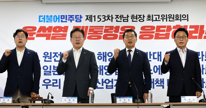 더불어민주당 이재명 대표와 박광온 원내대표 등이 30일 오전 전남 무안군 삼향읍 민주당 전남도당에서 열린 현장 최고위원회의에서 '일본 후쿠시마 원자력 오염수 방류'에 대한 윤석열 대통령의 입장 표명을 요구하며 구호를 외치고 있다.