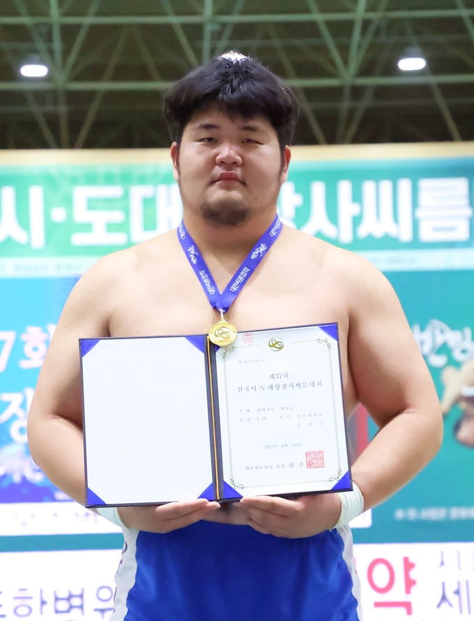 30일 경남 창녕군 창녕국민체육센터에서 열린 제37회 전국시·도대항장사씨름대회 사흘째 대학교부 장사급(140㎏급)에서 우승한 유경준(경기대)이 기념사진을 찍고 있다. (사진=대한씨름협회 제공)