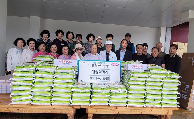 (사) 대성석가사 성하스님과 신도들이 가평군 청평면에 백미를 기부하고 있다. (사진=대성 석가사 제공)