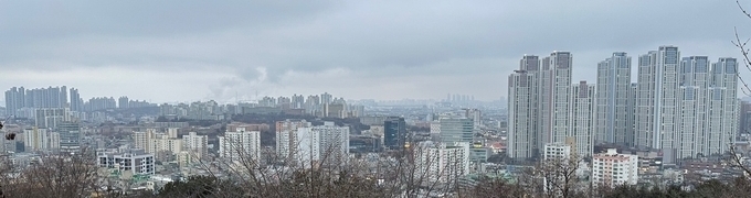 인천 미추홀구 수봉산 정상에서 바라본 주택가 모습. ( 사진 = 박소영 기자 )