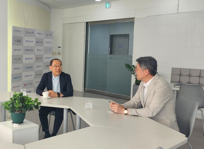 31일 강신면 인천지방조달청장(왼쪽)과 이주호 인천테크노파크 원장과 대화를 나누고 있다. ( 사진 = 인천지방조달청 제공 ) 