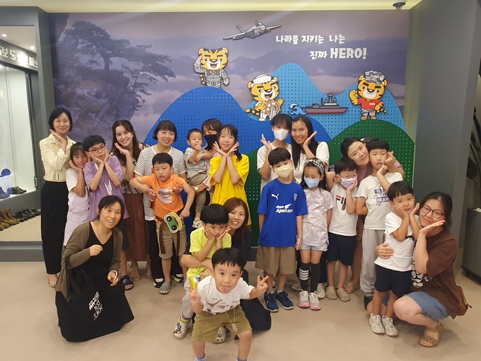 지난 30일 수원 병역진로설계지원센터에서 병역제도 설명회 참가 학부모와 자녀들이 기념 촬영을 하고 있다. (사진=경인지방병무청 제공)