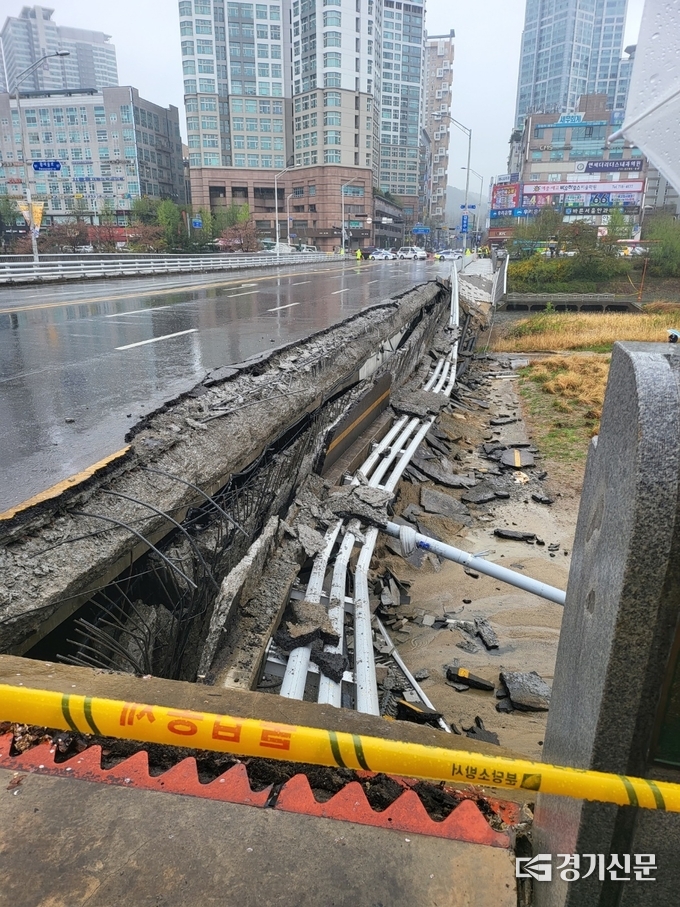 지난 4월 5일 인도부가 붕괴된 정자교 모습. (사진=경시신문 DB)