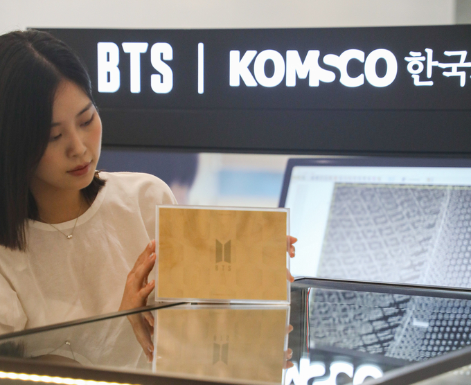 경기도 성남시 분당구에 위치한 현대백화점 판교점 1층 한국조폐공사 '방탄소년단 데뷔 10주년 공식 기념메달' 2차 전시에서 모델이 공식 기념메달을 소개하고 있는 모습. (사진=현대백화점그룹 제공)