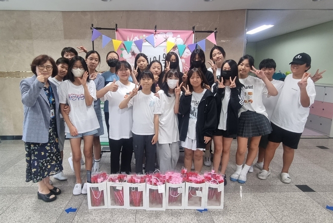 4년 6개월 정든 학교 정년 퇴임을 앞두고 권선란 교장(왼쪽 첫번째)이 아이들과 화이팅을 외치며 기념사진을 찍고 있다. (사진=걸포초 제공)