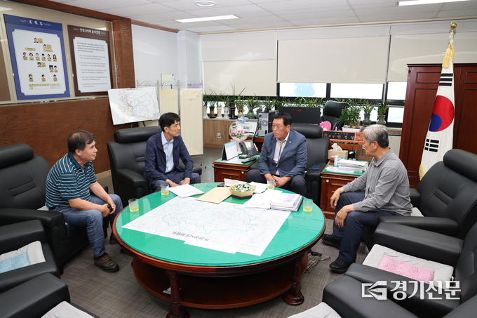 안정열 의장이 경기도개인택시운송사업조합과 간담회를 가지고 있다(사진=안성시의회 제공)
