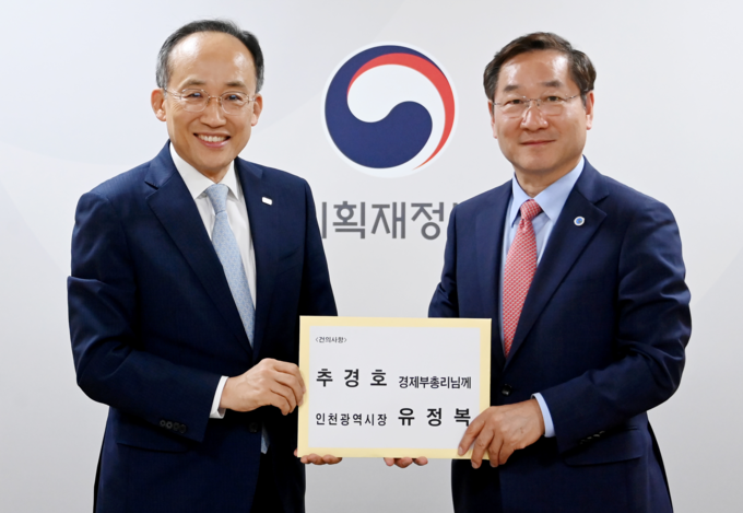 유정복 인천시장이 지난 6월 5일 정부서울청사에서 추경호 경제부총리 겸 기획재정부 장관을 만나 지역 현안 사업을 건의했다. ( 사진 = 인천시 제공 )