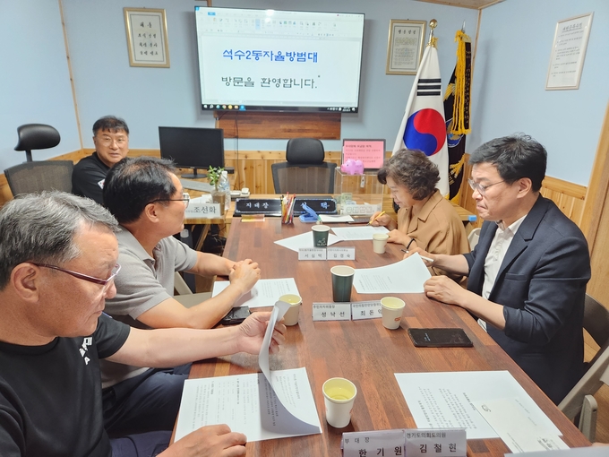 최돈익 국민의힘 안양만안당협위원장(오른쪽 첫번 째)이 석수2동 자율방범대와 간담회를 갖고 있다.(사진=국민의힘 안양만안당협 제공)