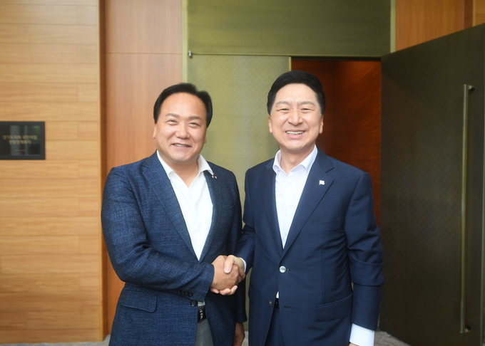 국민의힘 김기현 당대표와이권재 오산시장이 국민의힘 경기도의회 의원 현장 정책회에 참석해 오산시 발전을 위해 중앙당·경기도당 함께 협력하기로 했다.(사진=오산시 제공)