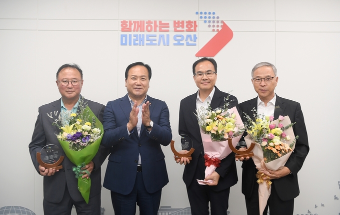 오산시가 AI 코딩교육 등 다양한 교육사업에 기여한 교장 4명에게 감사패를 수여했다.(사진=오산시 제공)