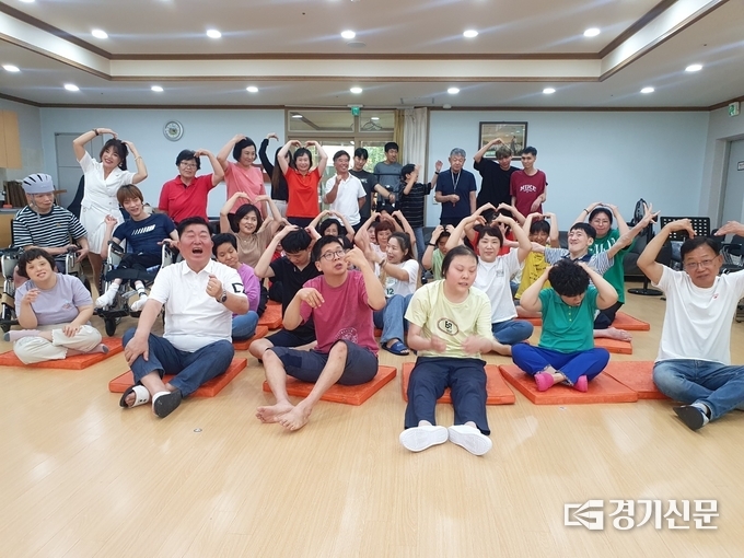 회천1동 주민자치 기타반에서는 복지시설 ‘해뜨는 집’ 에 방문해 봉사활동을 진행했다. (사진=이호민 기자)