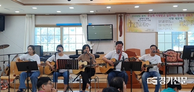 회천1동 주민자치 기타반에서는 복지시설 ‘해뜨는 집’ 에 방문해 봉사활동을 진행했다. (사진=이호민 기자)