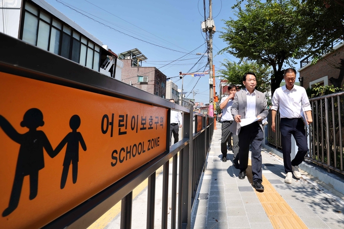 인천 동구 송현초 인근에서 김찬진 구청장이 현장점검을 실시하고 있다. ( 사진 = 동구 제공 )