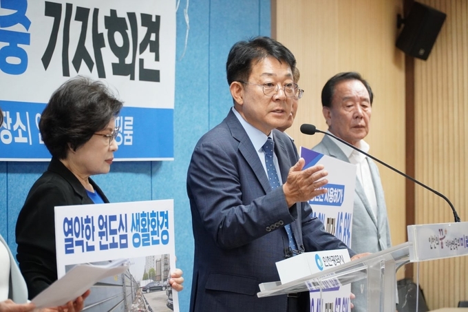 허종식 국회의원이 4일 인천시청에서 철도 유휴지를 활용한 정책을 제안하고 있다. ( 사진 = 허종식 의원실 제공 )