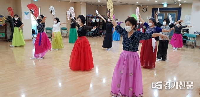 우리춤 문화 강좌가 진행되고 있다. (사진=성남문화원 제공)