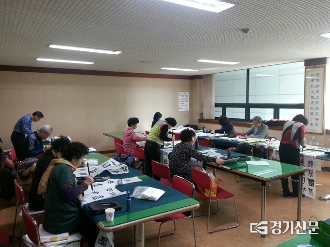 한문서예 문화강좌가 진행되고 있다. (사진=성남문화원 제공)