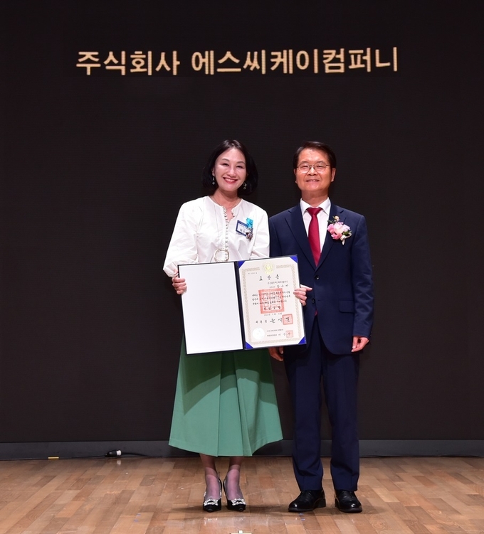 스타벅스 코리아가 고용노동부 주관 대한민국 일자리 으뜸기업 인증을 받았다. (왼쪽부터) 스타벅스 코리아 장수아 인사담당, 이정식 고용노동부 장관. (사진=스타벅스 코리아 제공)