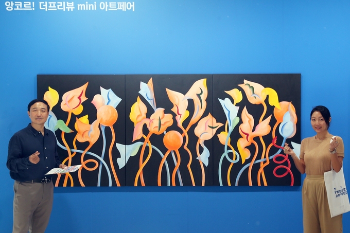 문동권 신한카드 사장(왼쪽)이 '2023 더프리뷰 아트위크 with 신한카드' 행사장을 찾아 작품을 관람했다. (사진=신한카드 제공)