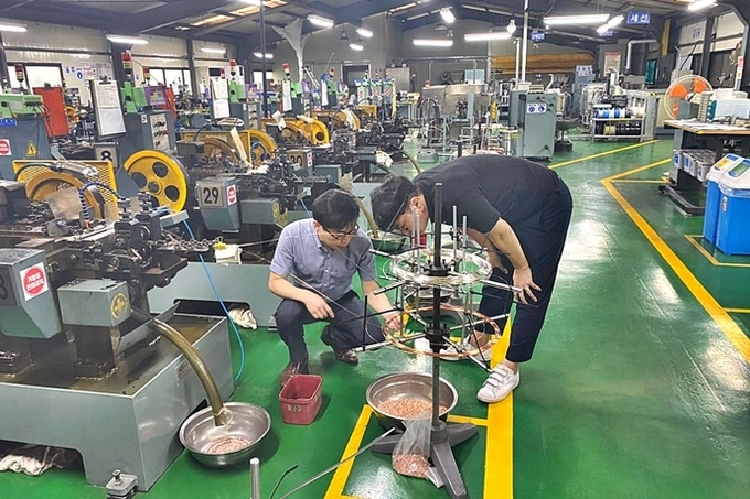 인천뿌리산업일자리센터 관계자가 뿌리기업 현장을 찾은 모습. (사진=인천뿌리산업일자리센터 제공)
