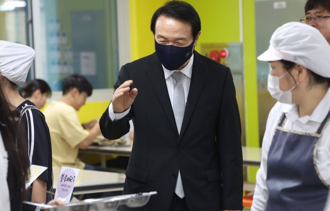 임태희 경기도교육감이 4일 오후 경기도 수원의 한 중학교를 방문해 자율선택급식 현황을 살펴보고 있다. (사진=경기도교육청 제공)
