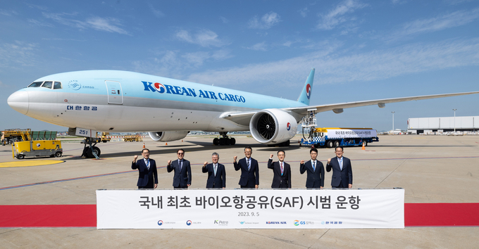 대한항공 SAF 실증 운항 성공 기원 기념식. (왼쪽부터) 조성배 대한항공 자재 및 시설부문 총괄, 이수근 한국공항 대표, 전형욱 인천국제공항공사 인프라본부장, 유경수 국토부 항공안전정책관, 유법민 산자부 자원산업정책국장, 황인하 한국석유관리원 연구처장, 김창수 GS칼텍스 M&M 본부장. (사진=대한항공 제공)
