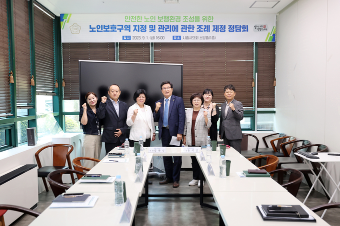 시흥시의회는 김찬심 의원 주재로 지난 1일 "시흥시 노인 보호구역 지정 및 관리에 관한 조례" 제정을 위한 간담회를 개최했다.(사진=시흥시의회 제공).