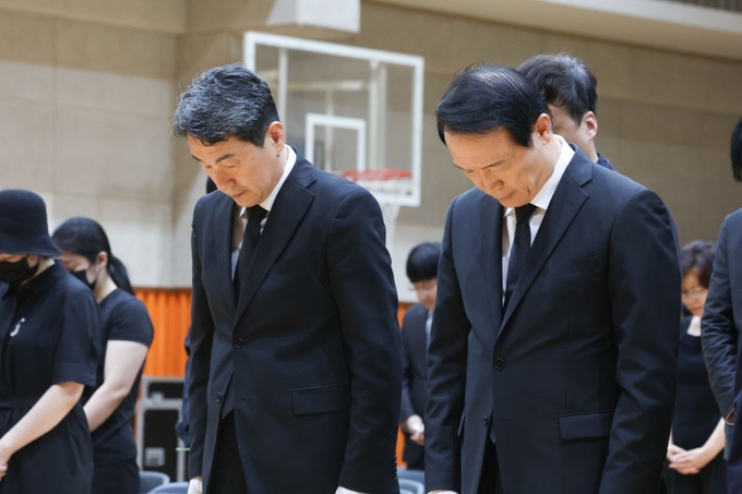 4일 서이초 희생 교사 49재에 참석한 이주호 장관과 임태희 경기도교육감이 추모를 하고 있다. (사진=경기도교육청 제공) 