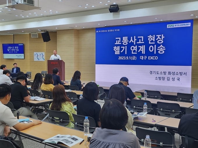 발표자로 나선 화성소방서 김성국 대원이 현장경험에서 얻은 구급활동 경험을 발표하고 있다.(화성소방서 제공)