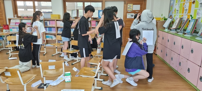 화성시청소년상담복지센터가 초중고 학생들을 대상으로 사회성 향상, 의사소통, 회복적 생활교육 등의 다양한 주제의 ‘토닥토탁 톡톡 마음나누기' 집단상담 프로그램을 실시한다.(화성시청소년상담복지센터 제공)