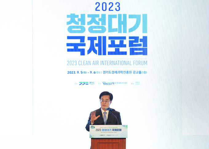 5일 오후 경기경제과학진흥원에서 열린 2023 청정대기 국제포럼에서 김동연 경기도지사가 개회사를 하고 있다. (사진=경기도 제공)