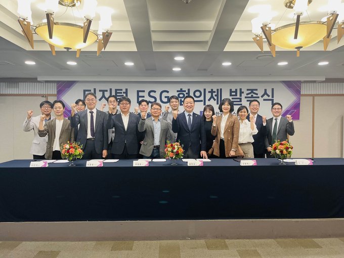 이동통신 3사 및 글로벌 IT 기업들이 한국지능정보사회진흥원(원장 황종성, 이하 NIA)과 함께 ‘디지털 ESG 협의체’ 발족식을 5일 한국 프레스센터에서 개최했다. 발족식 참석자들이 기념촬영을 하는 모습. (사진=LG유플러스 제공)