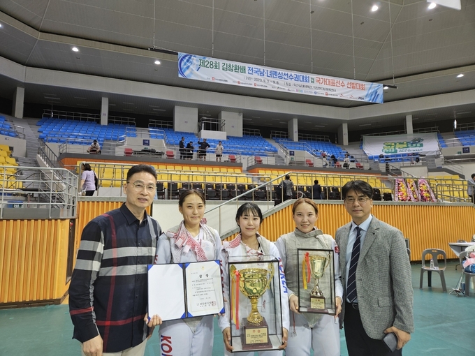 5일 전북 익산시 익산실내체육관에서 국가대표 선발대회를 겸해 열린 제28회 김창환배전국남녀펜싱선수권대회 3일째 여자부 플러레 단체전에서 우승한 안산시청 선수단이 기념사진을 찍고 있다. (사진=안산시청 펜싱팀 제공)