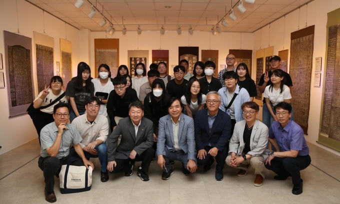 탁본전람회 40주년 특별전 관람행사 참석자들이 단체사진을 찍고 있다.(사진=한신대학교 제공)