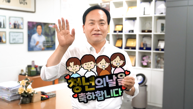 이권재 오산시장이 청년의 날을 기념해 청년 응원 영상 챌린지를 진행하고 있다.(사진=오산시 제공)
