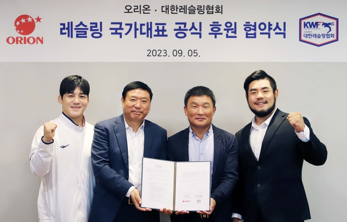 레슬링 국가대표 공식 후원 협약식 사진. (왼쪽부터) 김현우 선수, 이승준 오리온 대표이사, 조해상 대한레슬링협회장, 남경진 선수 (사진=오리온 제공)