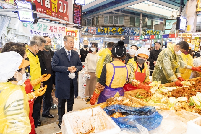 지난해 11월 윤환 구청장이 계산시장 김장나눔행사에 참여하고 있다. ( 사진 = 계양구 제공 )