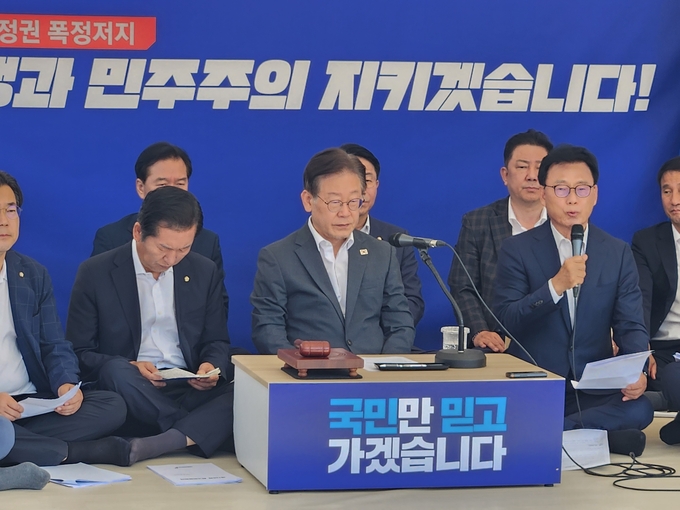 더불어민주당 이재명 대표와 박광온 원내대표, 최고위원 등이 6일 오전 국회 본관 앞 천막에서 최고위원회의를 실시하고 있다. (사진=김한별 기자)