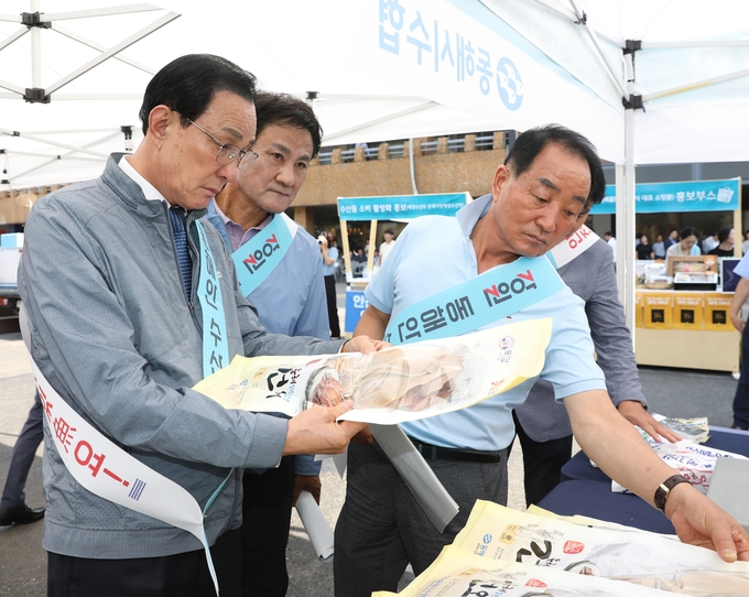 노동진 수협중앙회장(왼쪽)이 지난 5일 '동해안 청정 수산물 특판전'에서 강원도 특산 수산물을 살펴보고 있다. (사진=수협중앙회 제공)