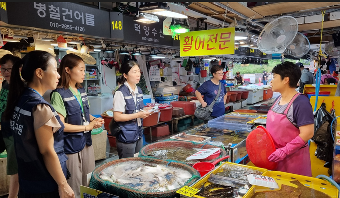 인천시 보건환경연구원이 소래포구어시장에서 방사능 검사를 위한 표본을 수거하고 있다. ( 사진 = 인천시 제공 )