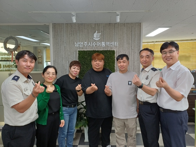 남양주소방서는 남양주수어통역센터와의 협업으로 청각장애인을 위한 화재경보기 보급 및 설치를 추진했다.(사진=남양주소방서 제공)