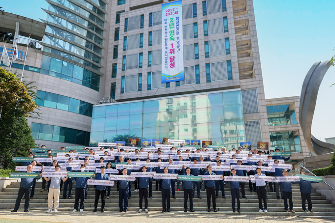 인천교통공사 노·사가 공동으로 2025 APEC 인천유치를 지지하며 피켓을 들고 기념 촬영을 하고 있다. ( 사진 = 인천교통공사 제공 )