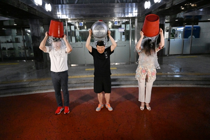 백경현 구리시장(가운데)이 루게릭 요양센터 건립을 위한 아이스버킷 챌린지에 동참했다.(사진=구리시 제공)